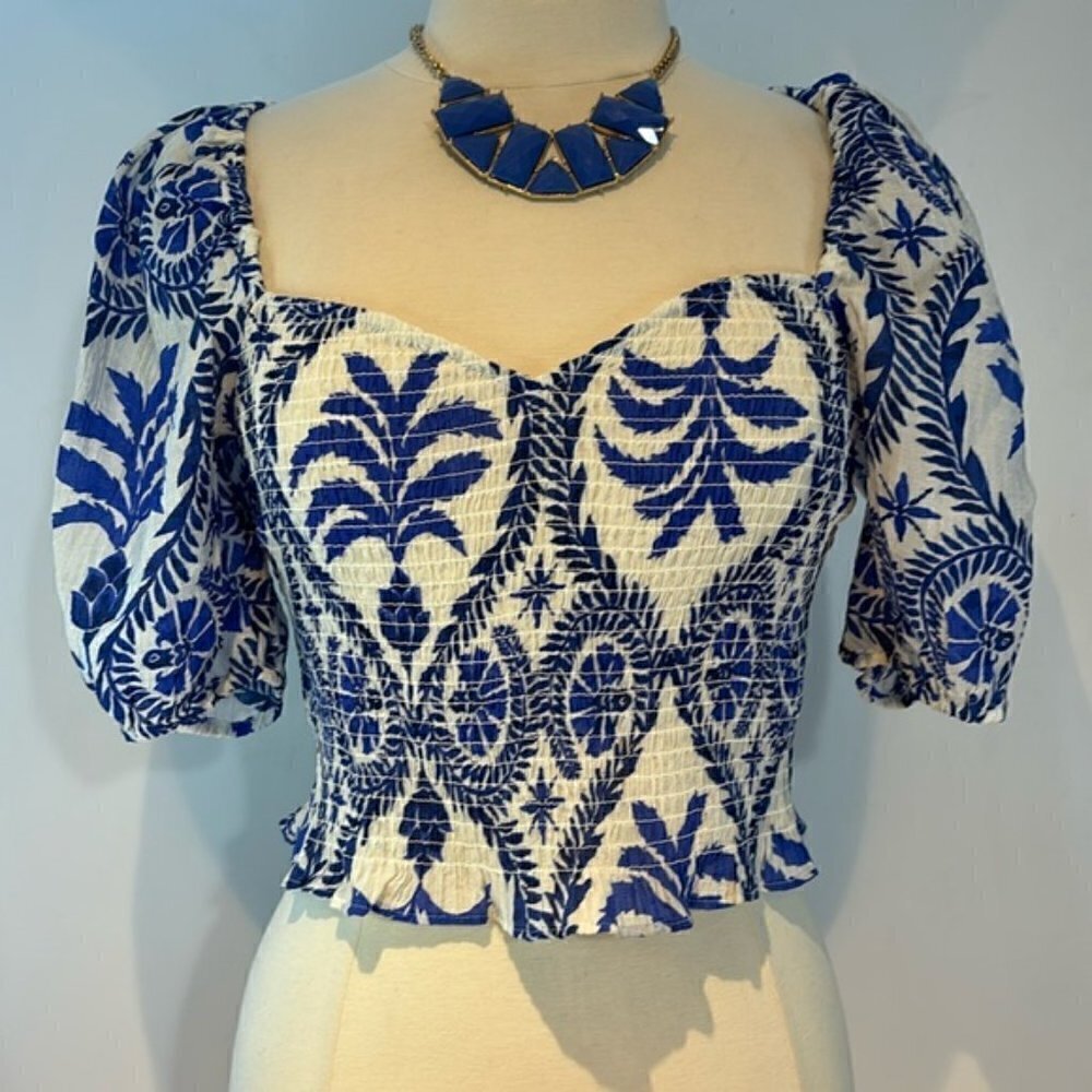 H&M blue patterned puff sleeve smocked sweetheart neckline top size medium